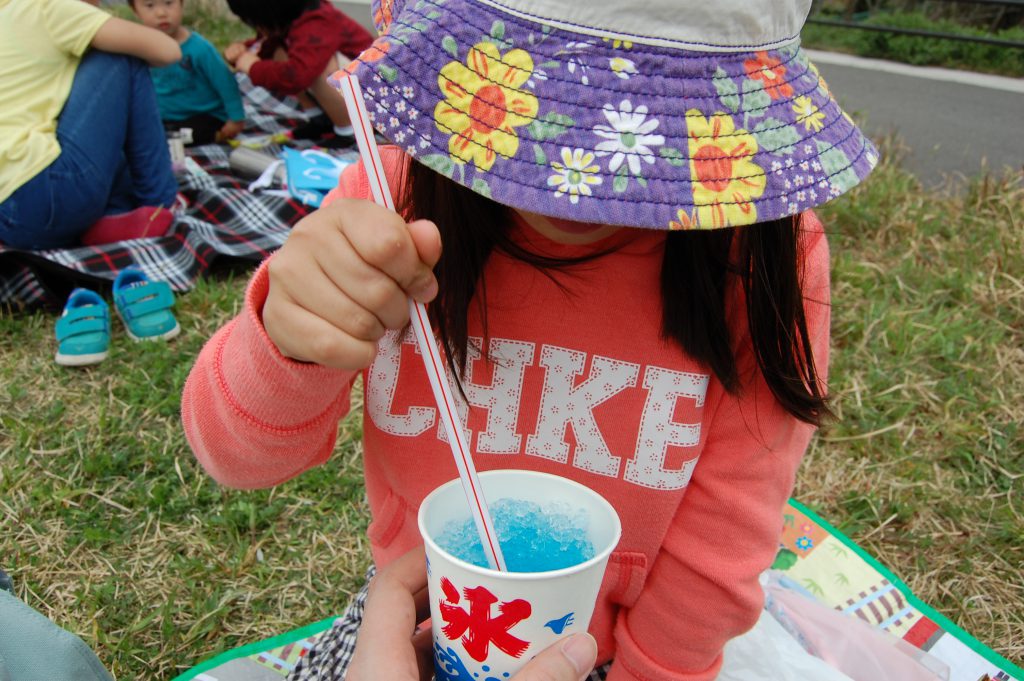 かき氷を食べる娘